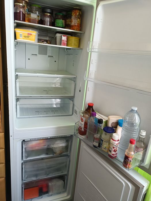 Frigorífico combinado no Frost Hotpoint funciona com sinais na porta