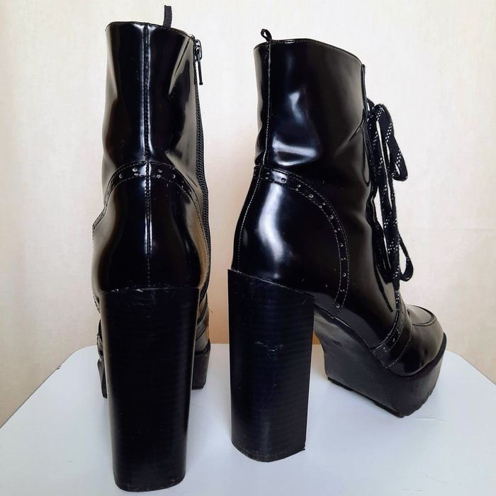 Botas plataforma e atacadores