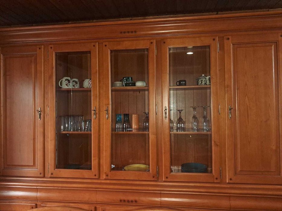 Mesa, cadeiras, aparador/louceiro/armário de sala