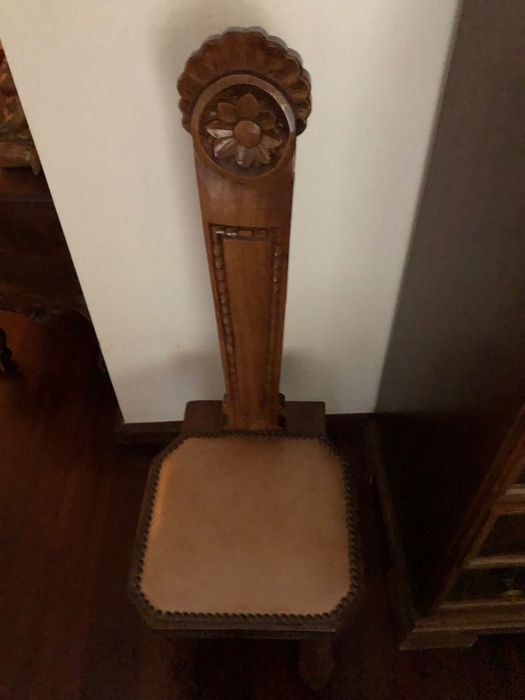 Bonita cadeiras em madeira trabalhada e com detalhes