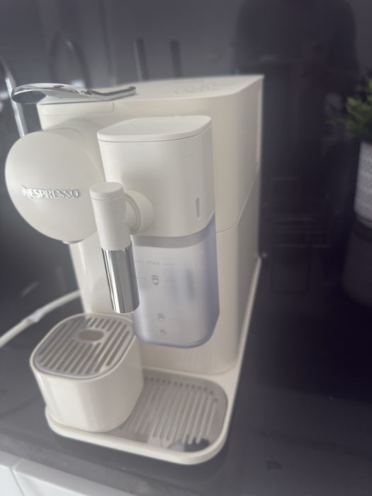 Maquina de cafe nespresso lattissima one branca