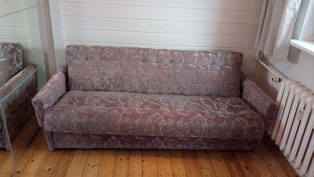 Wersalka rozkładana w bardzo dobrym stanie.