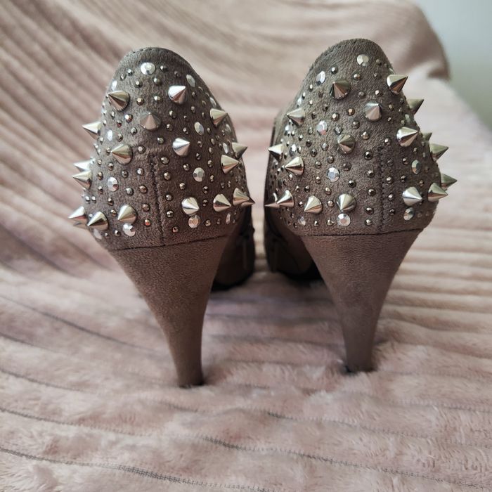 Botins Graceland Taupe 37 com apliques no calcanhar