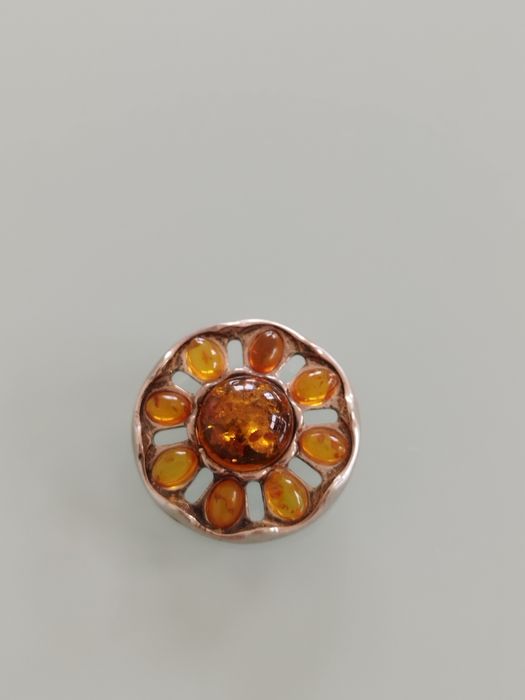 Lindo pendente vintage em prata e âmbar.