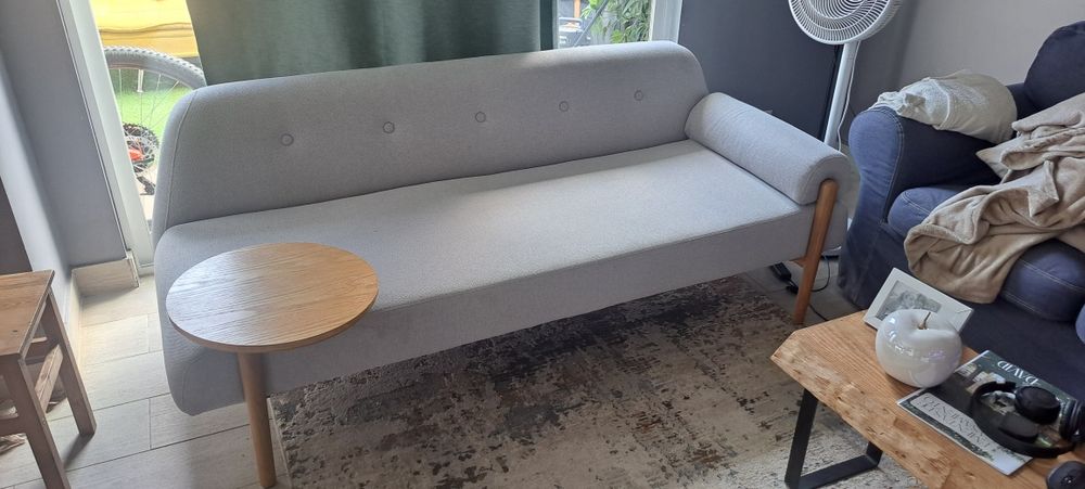 Sofa de sala com mesa de apoio