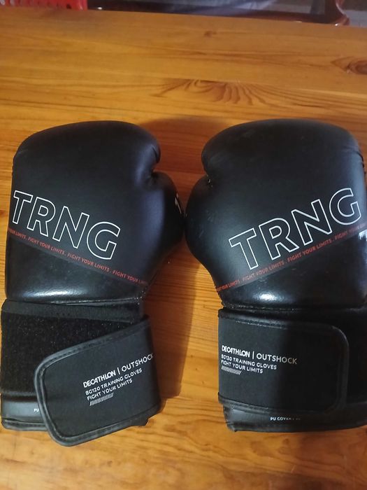 Saco de boxe de chão com luvas de boxe