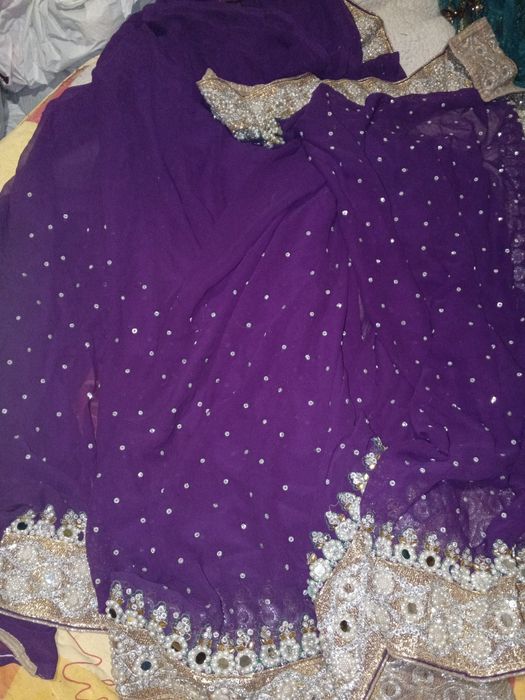 Фиолетовое расшитое сари без чоли