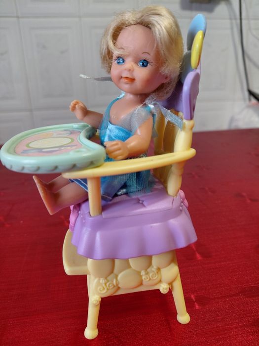 Vendo boneca e cadeira  muito bom preço