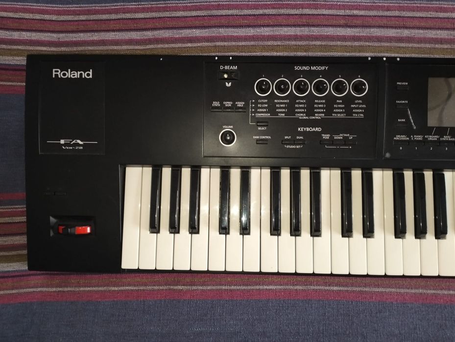 Roland FA-07 bom estado + saco Roland