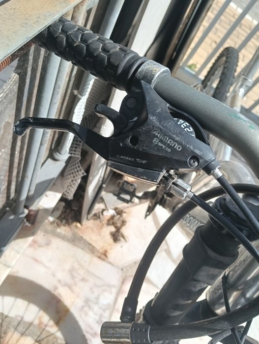 Bicicleta downhill prateada