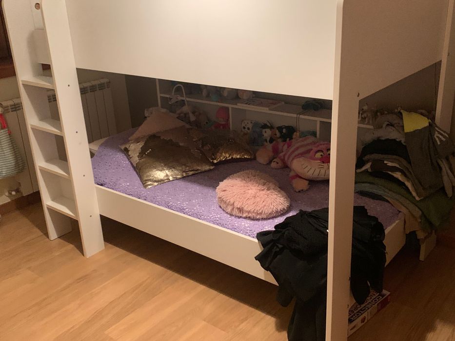 Beliche branco com prateleiras