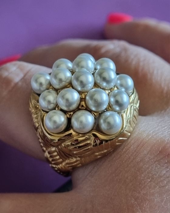 Anel dourado, em aço, cheio de pérolas em cima. T18