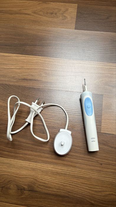 Szczoteczka elektryczna + ładowarka Braun Oral-B