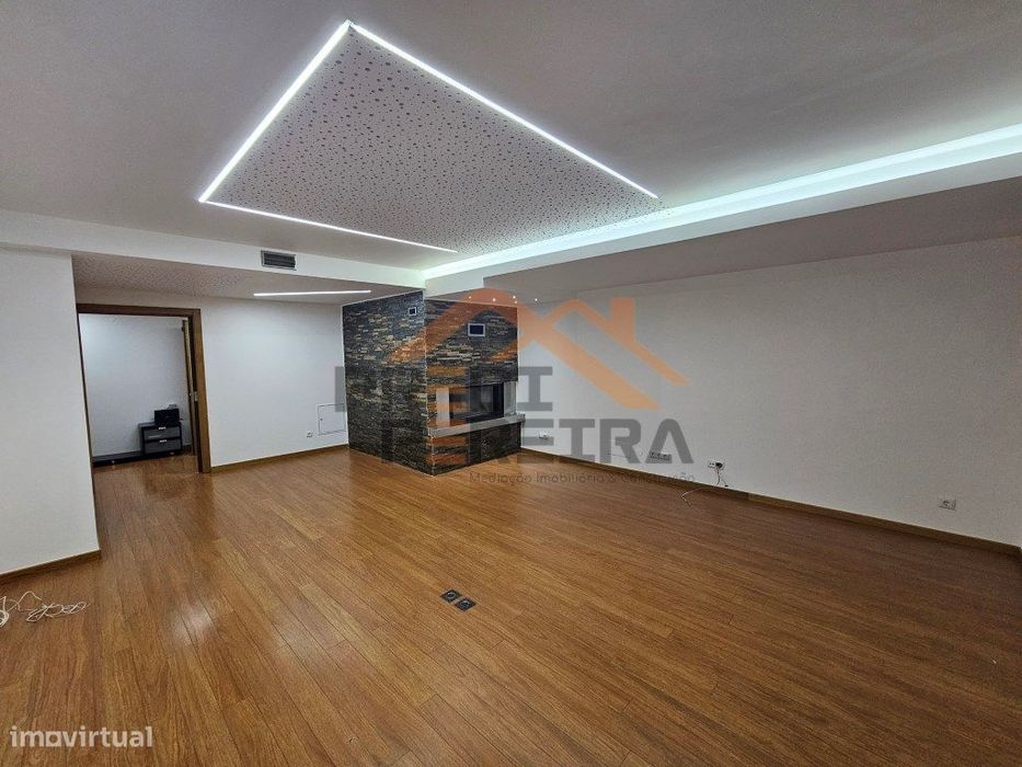 Arrendamento T3 com terraço e garagem, Urb. Jardim da Amoreira, Ram...