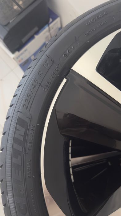 Vendo conjunto completo de 4 jantes originais Opel Astra L com pneus Michelin.