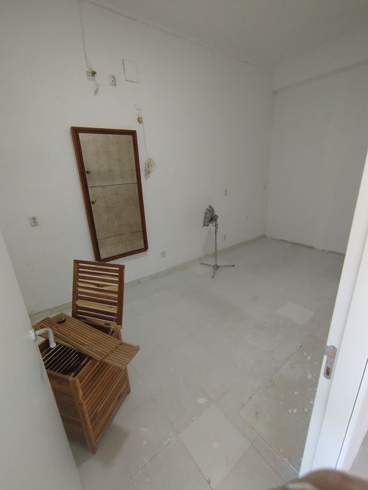 Armazém para alugar na Amadora/Brandoa. com 8m2, 10m2 e 20m2.  Com água e energia incluída.  Guardar ferramentas, móveis, trabalhos.  Apartir de 350€