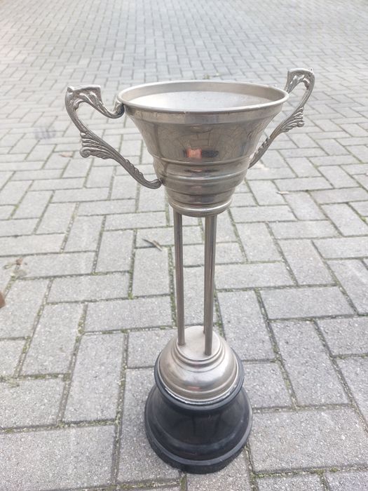 Troféu antigo - cinza e preto