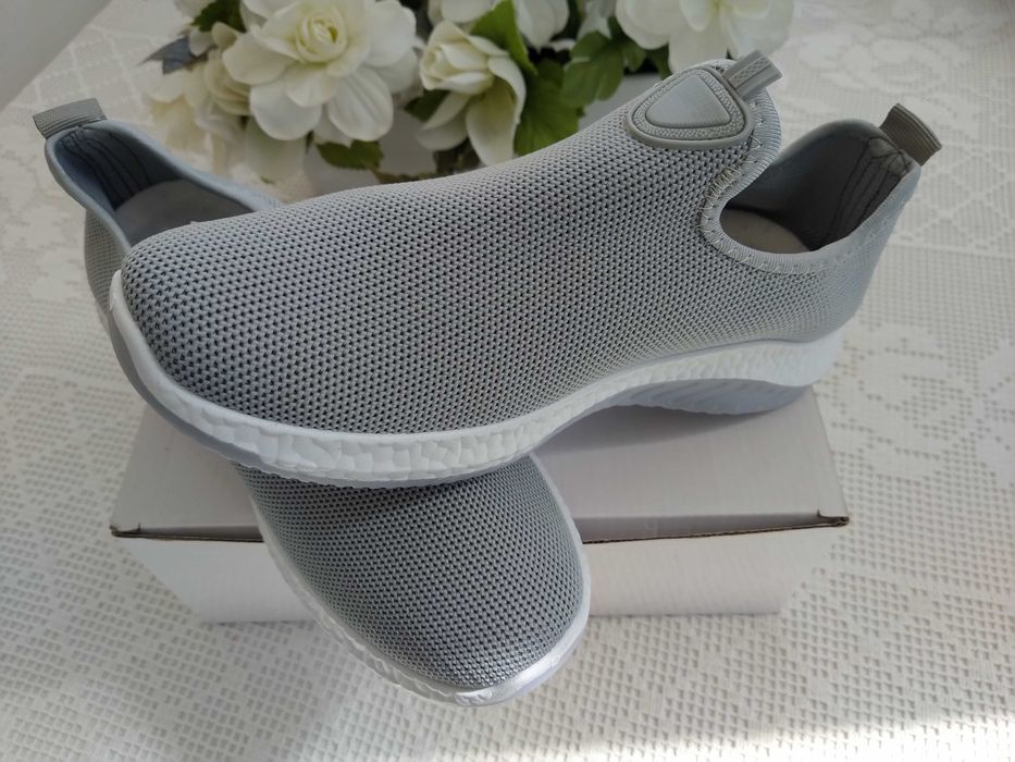 Sapatilhas / Ténis cinzentos claros - Número 37 - NOVOS!