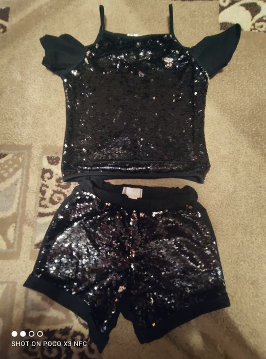 Яскравий костюм для дівчинки