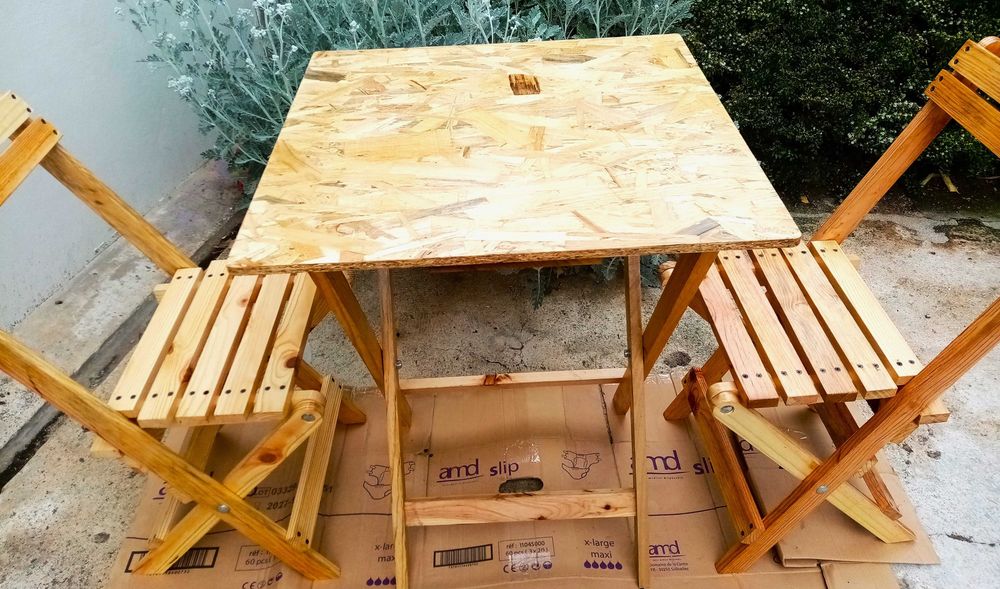 Mesa e Cadeira em Madeira