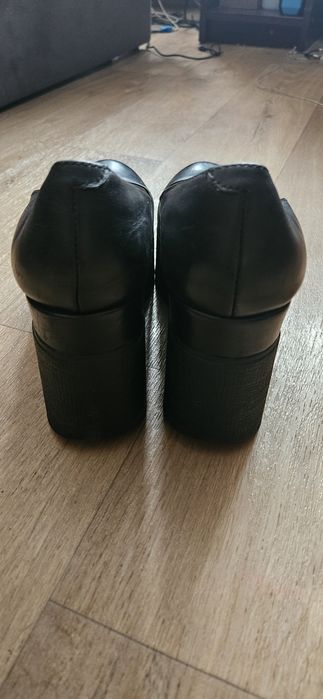 Туфлі на танкетці шкіряні