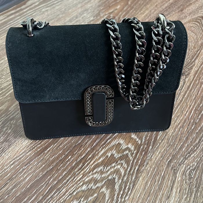 чорна сумка з металевим ланцюжком