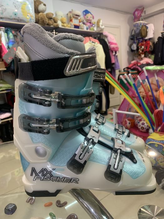 Подам  лыжные ботинки