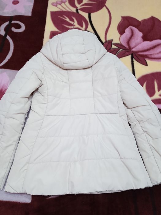 Куртка женская на сентепоне 46 размера с капюшоном.