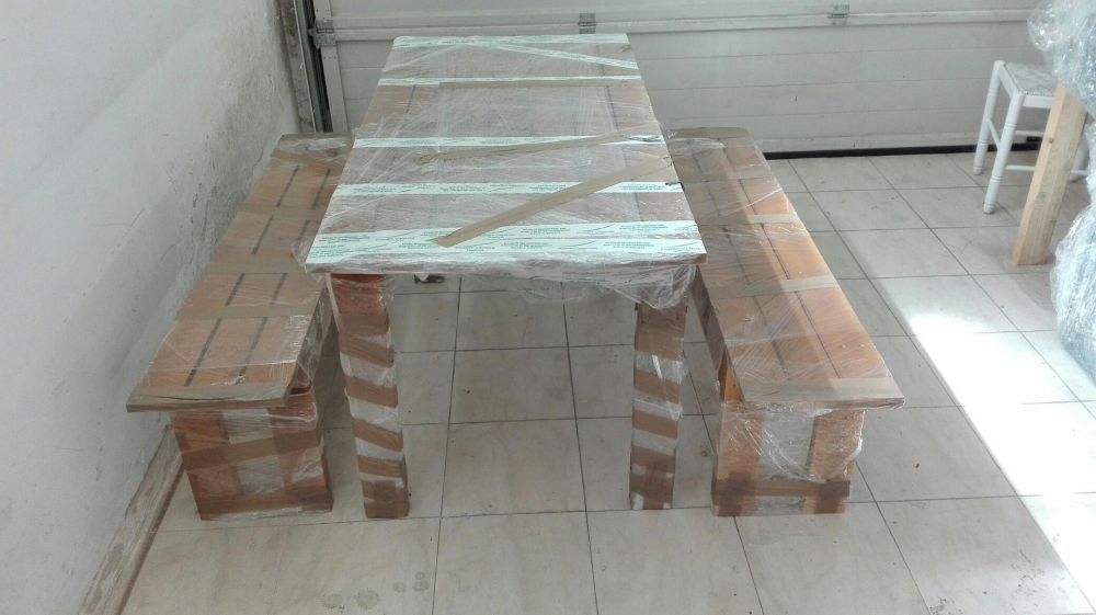 Mesa de madeira com 2 bancos corridos.