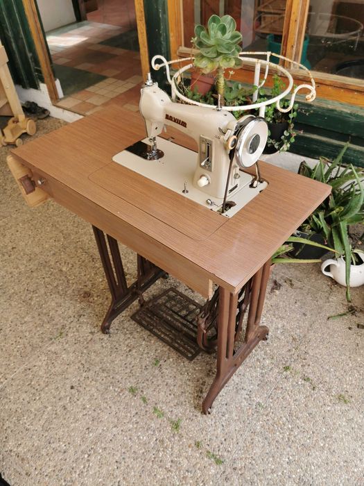 Máquina de Costura Vintage Naumann/Novum com móvel
