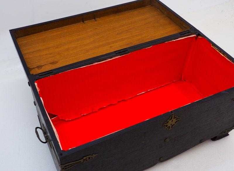 Arca antiga em madeira com aplicações em latão