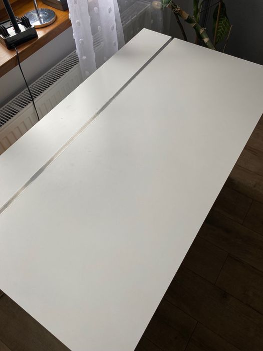 Białe solidne biurko