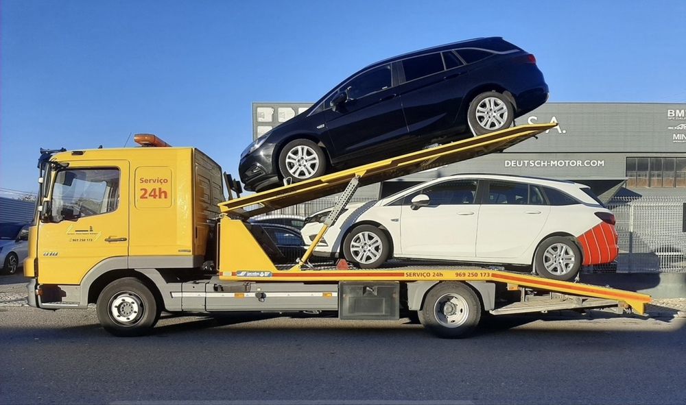 Mercedes Atego 818 Pronto Socorro tranporta 3 Carros.