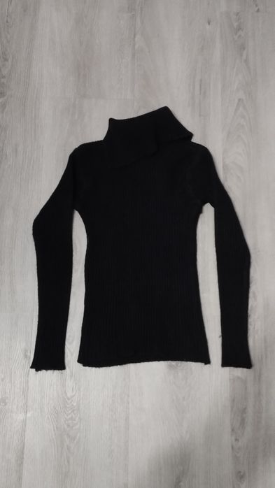 Elegancki dopasowany sweter falbanki  golf kołnierz broszka prążki