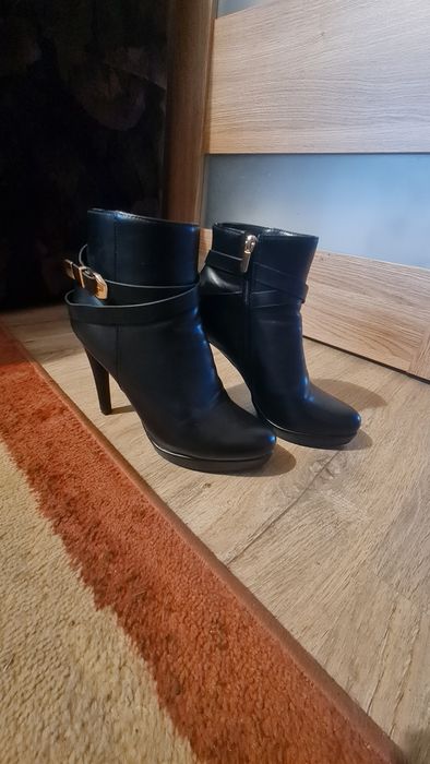 Buty Vinceza z ozdobną złotą klamrą