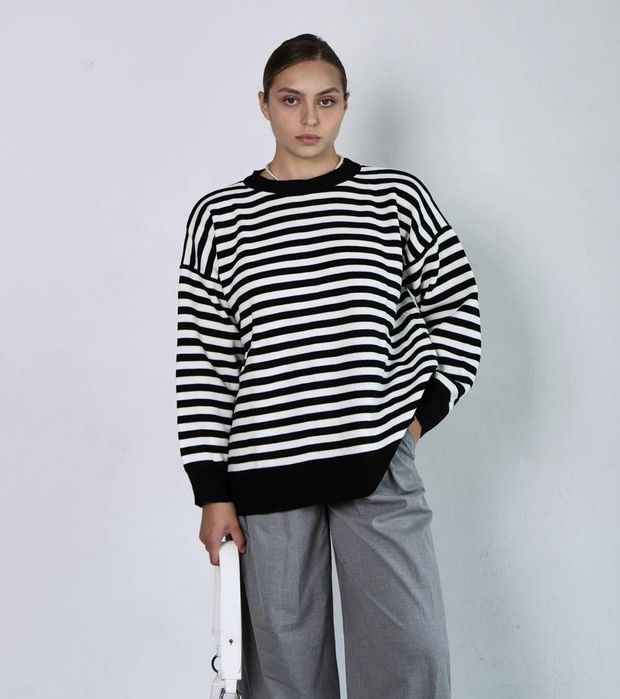 Чорно-білий светр в смужку