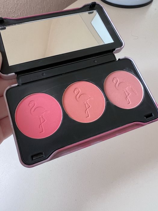 Румяна makeup revolution помада evelin