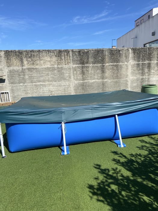Vendo piscina Intex com motor como nova, com cobertura
