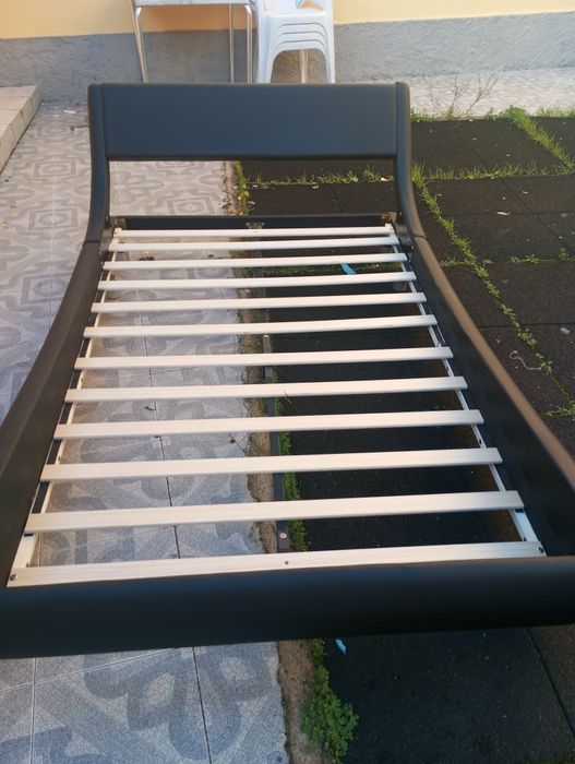 Cama Alessia com estrado moderna 120cm x 190cm