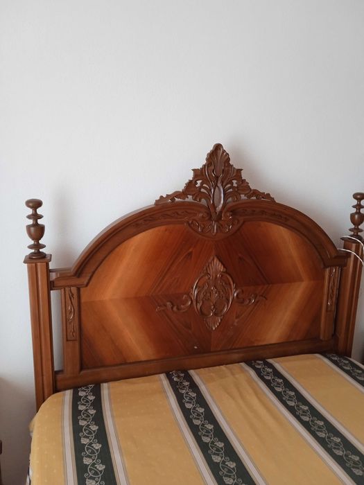 Móvel de QUARTO COMPLETO (Colchão incluído) em Castanho