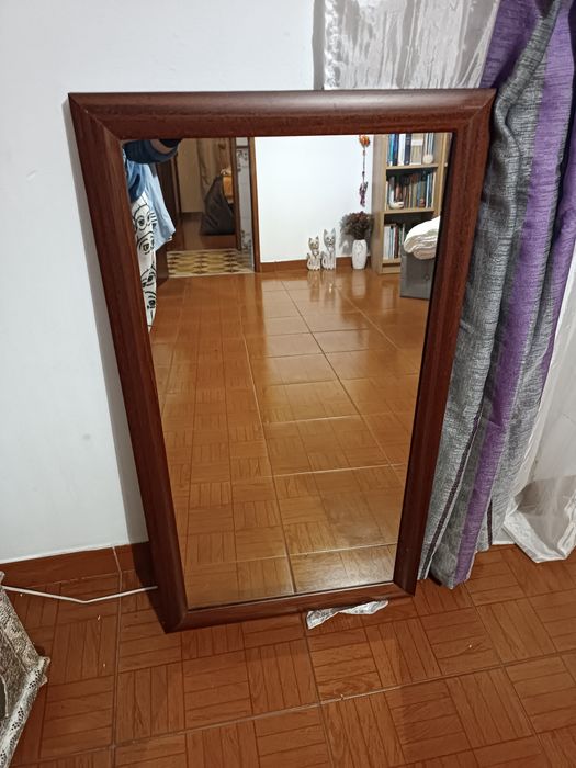 Espelho com moldura de madeira
