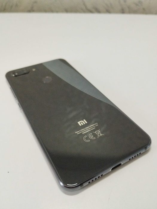 Мобильный телефон смартфон Xiaomi Mi 8 Lite, 4/64,+бампер. достойное состояние
