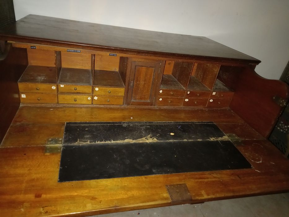 Cómoda antiga tipo escrivaninha