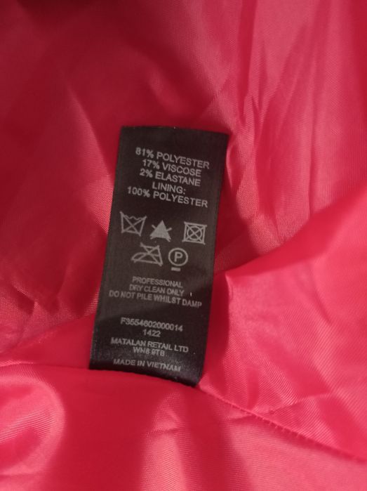 Piękny czerwony płaszczyk damski