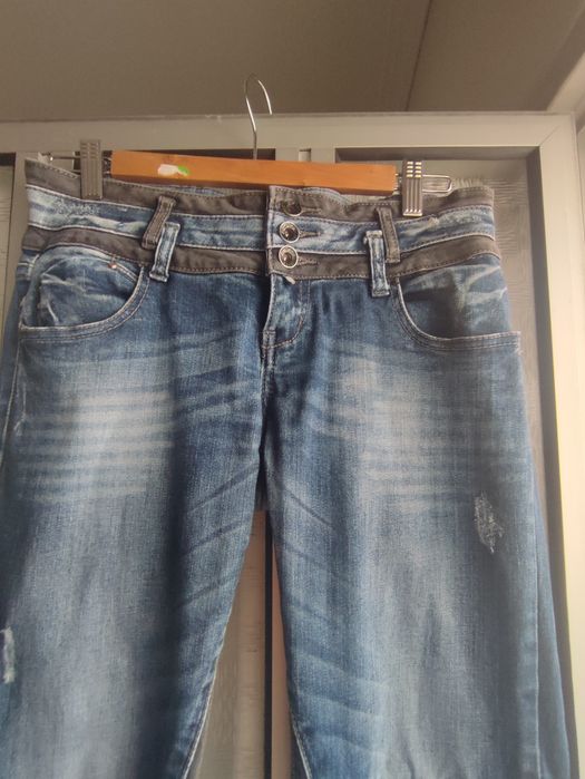 Jeans com fecho no calcanhar tamanho M