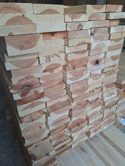 Podbitka drewniana deska elewacyjna drewno budowlane wiezba dachowa