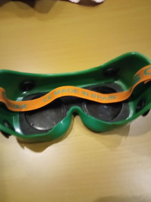 Pistola de cola quente nova e óculos de proteção