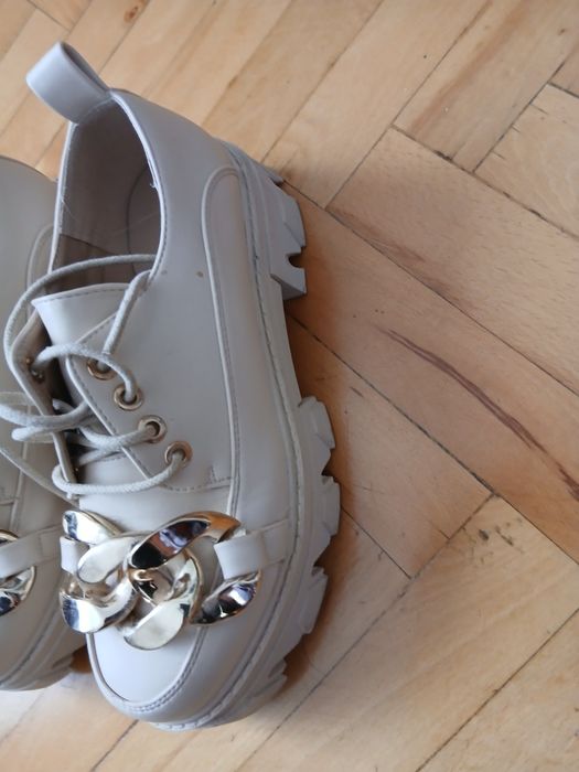 Bezowe półbuty  38 z dekoracją i wiazaniem