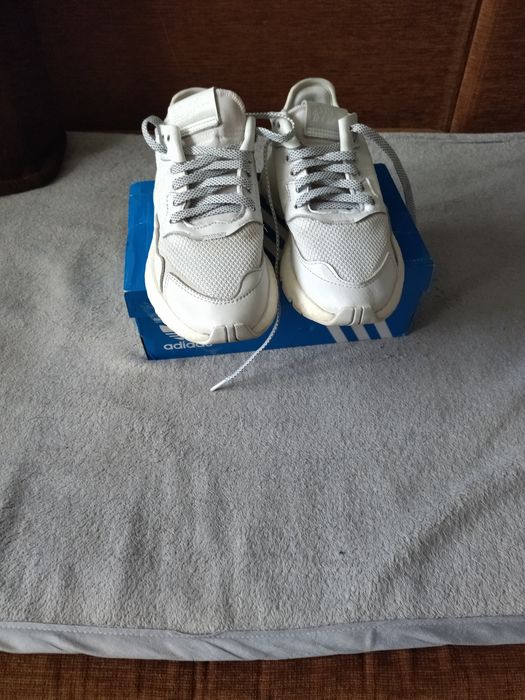 Buty sportowe adidas.