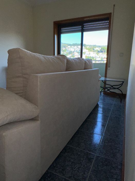 Sofá chaise longue reversivel e dois puffs nos braços
